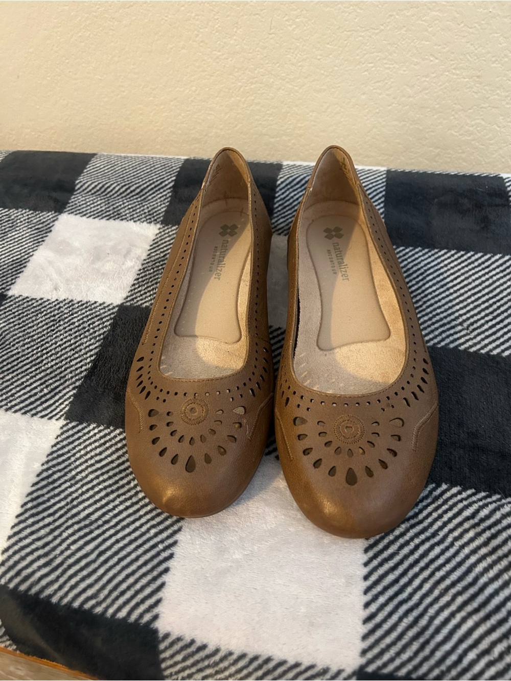 NEW Naturalizer Flats Kana In Brown Size 8 1/2